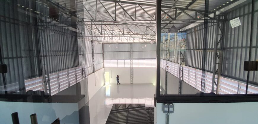 1 Galpão Industrial em Santana de Parnaiba Bairro da Fazendinha com 500 m² sendo 2 pavimentos de 250 m².