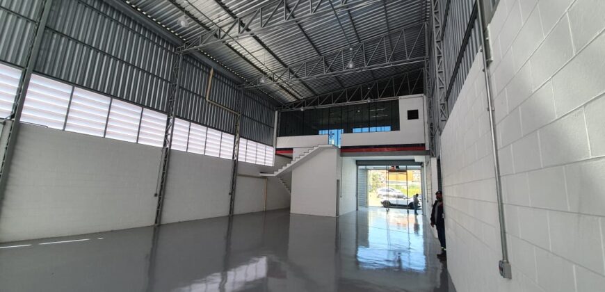 1 Galpão Industrial em Santana de Parnaiba Bairro da Fazendinha com 500 m² sendo 2 pavimentos de 250 m².