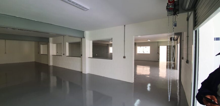 1 Galpão Industrial em Santana de Parnaiba Bairro da Fazendinha com 500 m² sendo 2 pavimentos de 250 m².