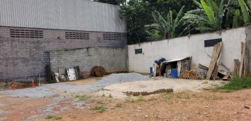 Terreno de 4.500 m² ao lado da Estrada Turística do Jaraguá composto por 2 chácaras antes usadas para eventos com casas piscinas e estacionamento em Pirituba SP.