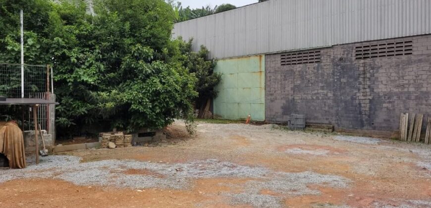 Terreno de 4.500 m² ao lado da Estrada Turística do Jaraguá composto por 2 chácaras antes usadas para eventos com casas piscinas e estacionamento em Pirituba SP.