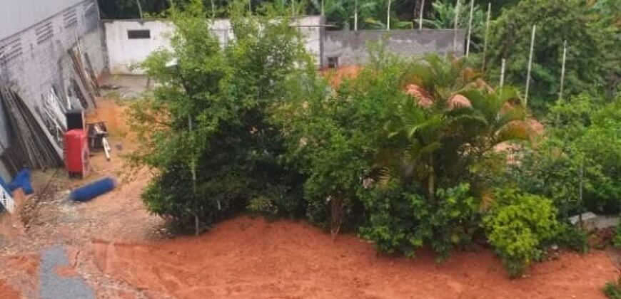 Terreno de 4.500 m² ao lado da Estrada Turística do Jaraguá composto por 2 chácaras antes usadas para eventos com casas piscinas e estacionamento em Pirituba SP.