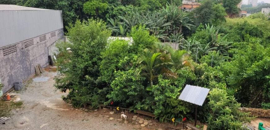 Terreno de 4.500 m² ao lado da Estrada Turística do Jaraguá composto por 2 chácaras antes usadas para eventos com casas piscinas e estacionamento em Pirituba SP.