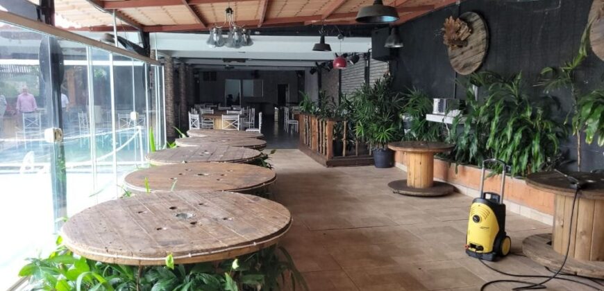 Terreno de 4.500 m² ao lado da Estrada Turística do Jaraguá composto por 2 chácaras antes usadas para eventos com casas piscinas e estacionamento em Pirituba SP.