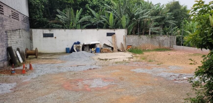 Terreno de 4.500 m² ao lado da Estrada Turística do Jaraguá composto por 2 chácaras antes usadas para eventos com casas piscinas e estacionamento em Pirituba SP.