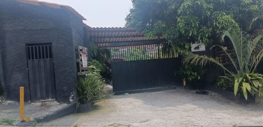 Terreno de 4.500 m² ao lado da Estrada Turística do Jaraguá composto por 2 chácaras antes usadas para eventos com casas piscinas e estacionamento em Pirituba SP.